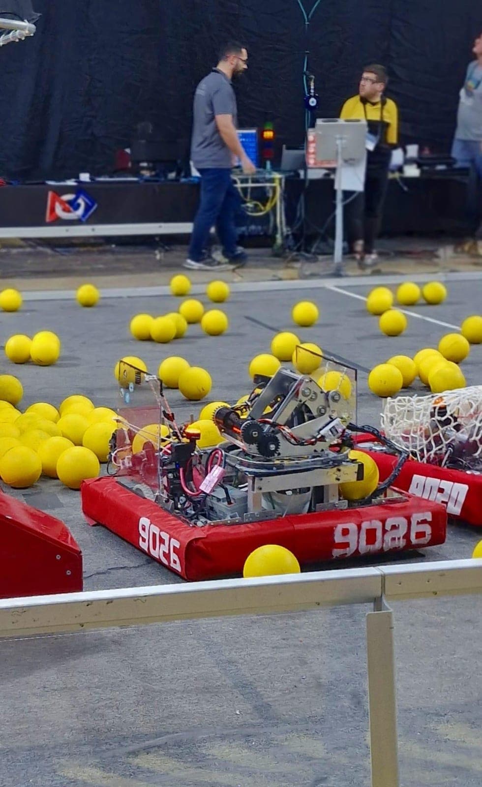 AERO'nun 9026 numaralı robotu yarışma sahasında
