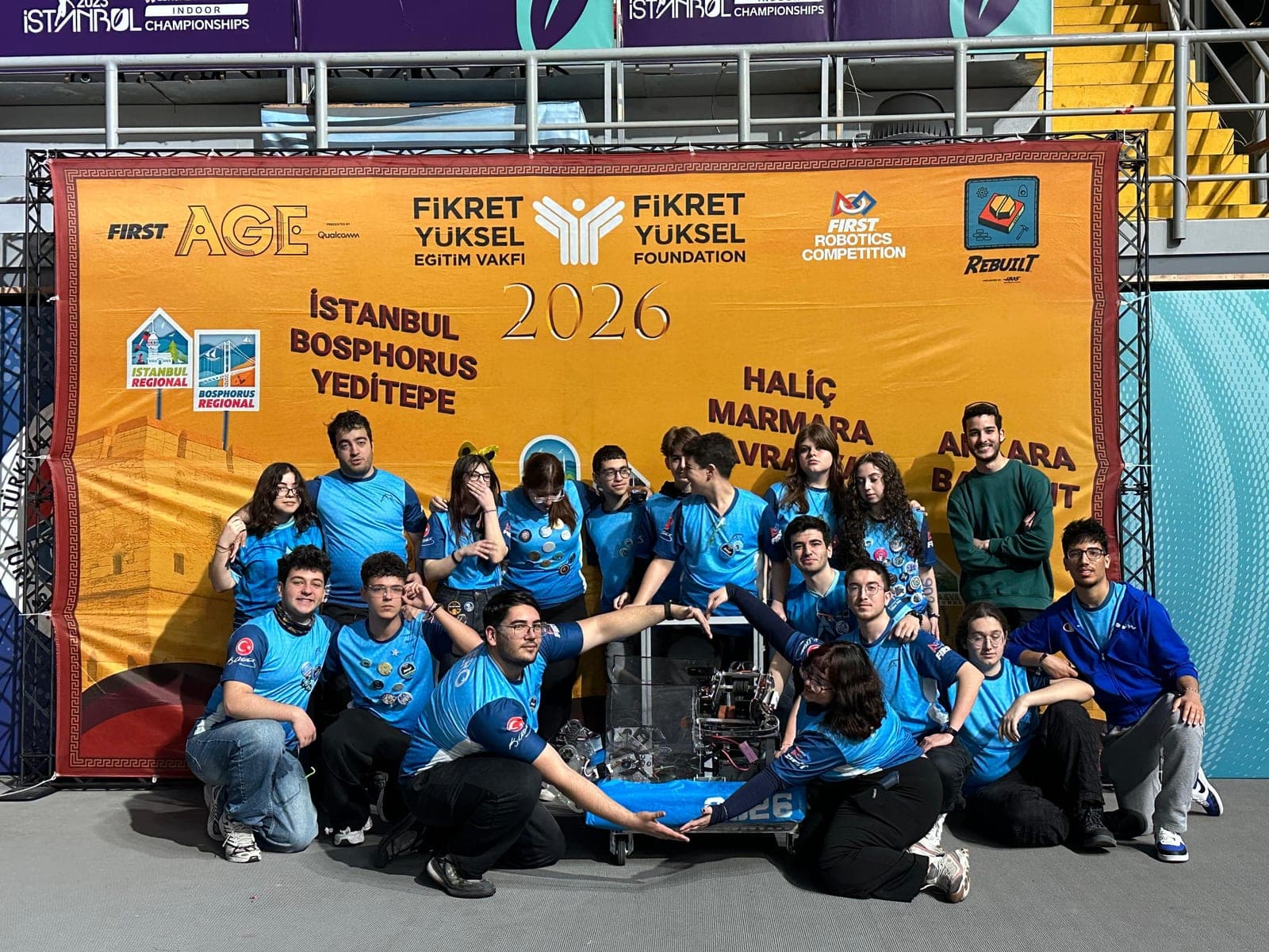 AERO Robotics Team, FRC 2026 tanıtım panosu önünde takımca